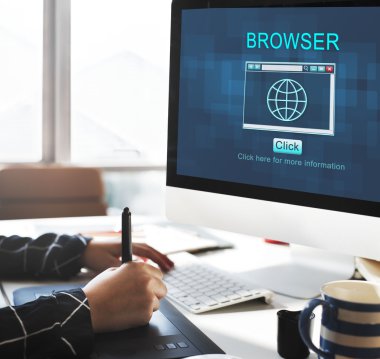 çalışan kişi bilgisayar ile