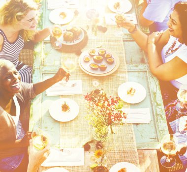 gülümseyen kadın kutluyor