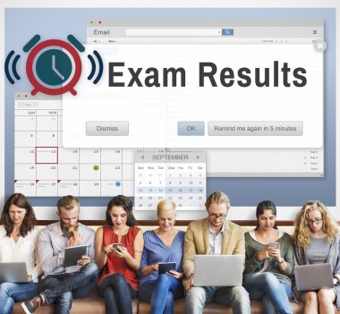 aygıtlar ve sınav sonuçları ile insanlar oturup