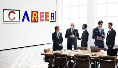 İş adamları ofiste tartışıyor