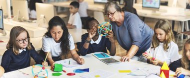 Öğrenciler, okulda ders olması