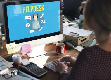 bilgisayar ile çalışan kadın