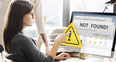 Bulunamadı ile monitörde gösterilen kadın
