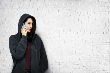 cep telefonu ile kadın portresi