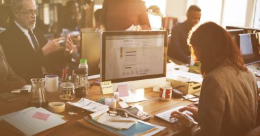 bilgisayarla çalışma iş kadını