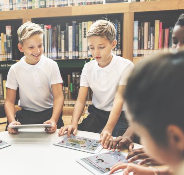 dizüstü bilgisayarlar kullanarak çocuk 