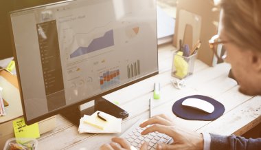 İş planı ile bilgisayarda çalışan iş adamı