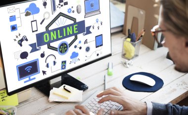 Bilgisayarda çalışan iş adamı