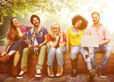 bir grup insan dijital cihazlar kullanarak