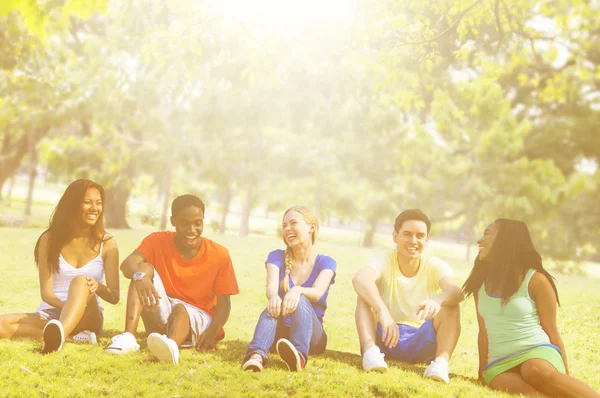 Jeunes amis en plein air — Photo