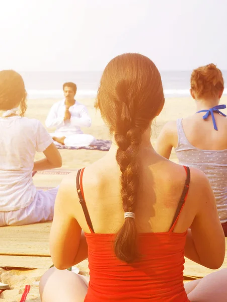 Mensen doen oefening van de yoga — Stockfoto