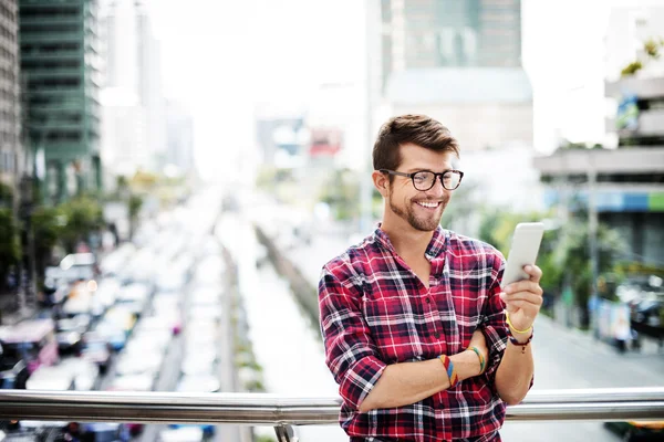 Hombre joven al aire libre Navegación en Smartphone —  Fotos de Stock