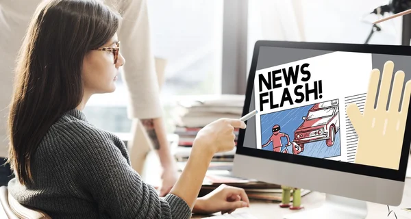 Kobieta pokazując na monitor z News Flash — Zdjęcie stockowe