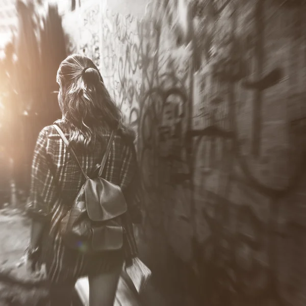 Menina caminhando em Alleyway — Fotografia de Stock