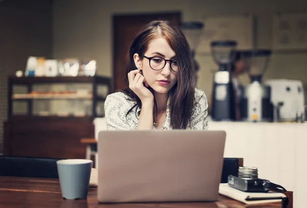 Menina trabalhando com computador — Fotografia de Stock