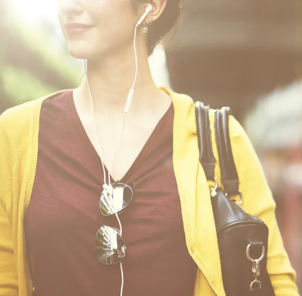 Mujer escuchando música —  Fotos de Stock