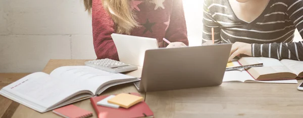 Mulheres estudando com computador — Fotografia de Stock