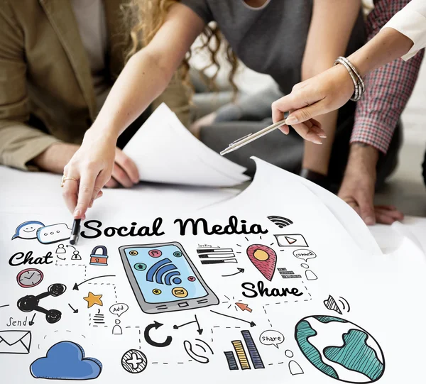 Designer che lavorano con poster e social media — Foto Stock