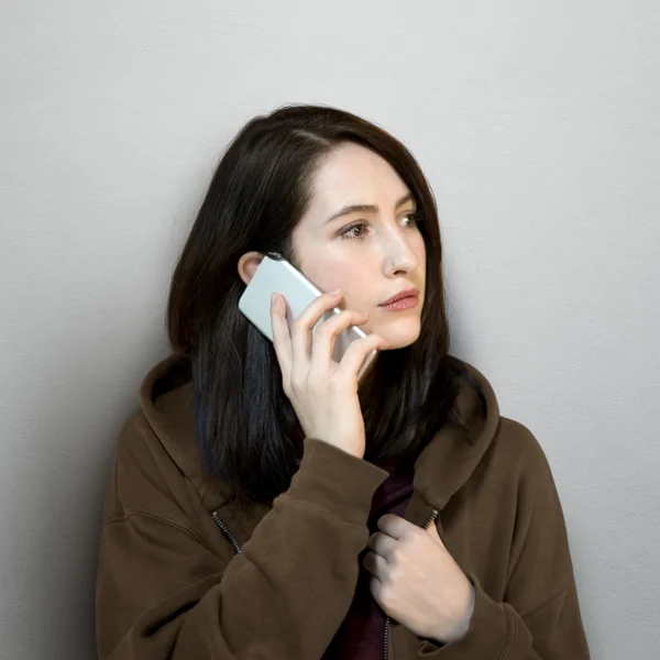 Ritratto di donna con cellulare — Foto Stock