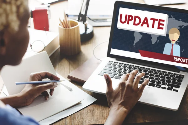 Frau arbeitet am Laptop mit Update — Stockfoto