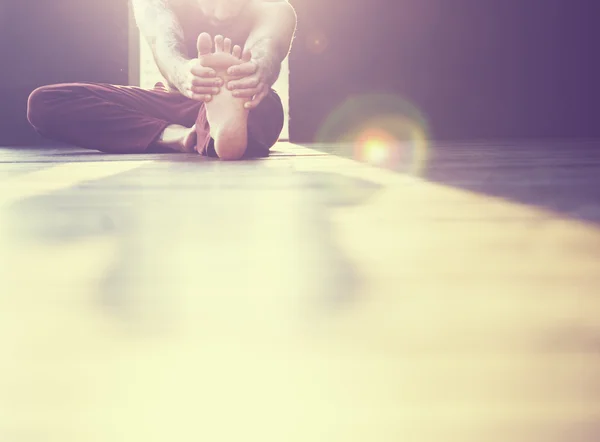 Homem fazendo Yoga Prática — Fotografia de Stock