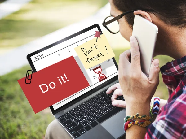 Man använder digitala enheter — Stockfoto