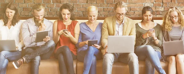 Çeşitlilik insanlarla dijital cihazlar