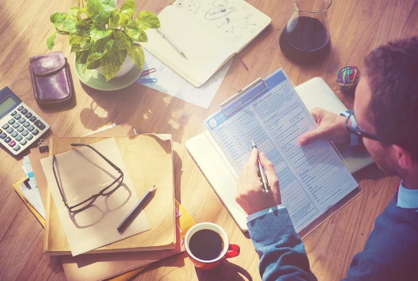 Hombre de negocios escribiendo en cuaderno — Foto de Stock