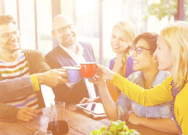 Pessoas celebrando seu novo negócio de start-up — Fotografia de Stock