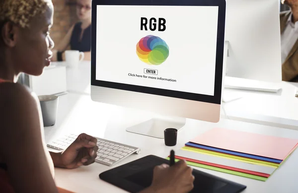 Üzletasszony RGB számítógépen dolgozik — Stock Fotó