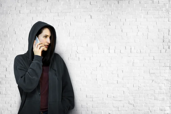 Retrato de mujer con teléfono móvil — Foto de Stock