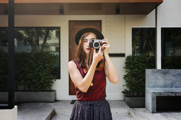 Menina fazendo foto por câmera — Fotografia de Stock