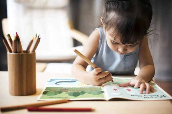 Ragazza pittura su disegno-libro da colorare — Foto Stock