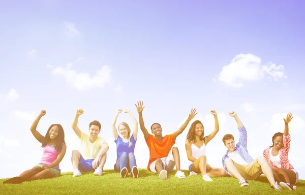 Jóvenes amigos al aire libre — Foto de Stock