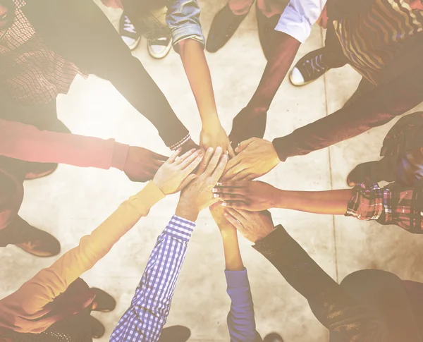 Gruppo di persone e concetto di lavoro di squadra — Foto Stock