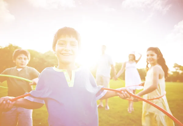 Familjen gör övning med hula hoops — Stockfoto