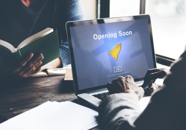 Laptop ve açılış yakında kullanan adam