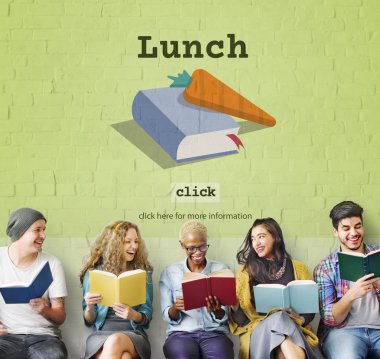 bir grup insan kitap okuma 