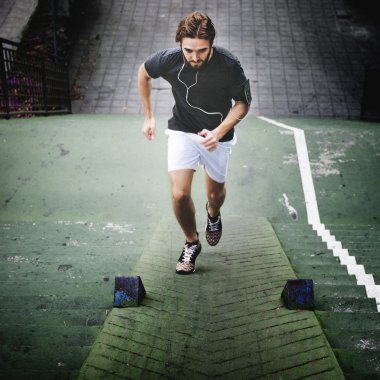 Sporcu tırmanış merdivenlerden yukarı