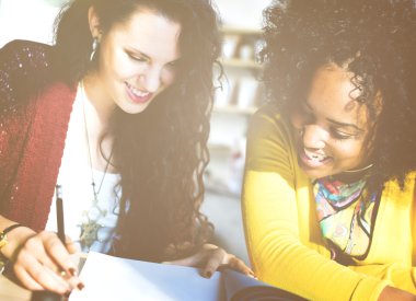 Toplantı konuşurken tartışma kavramı