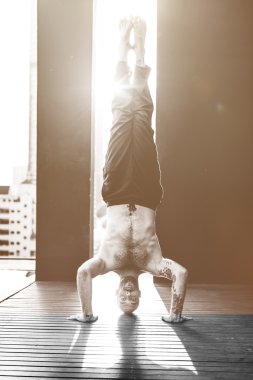 Yoga pratik yapan erkek