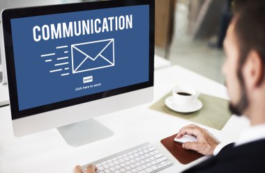 Bilgisayar ile ofiste çalışan adam