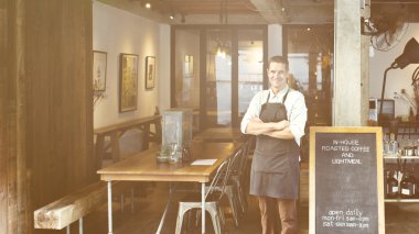 Yakışıklı Barista kahve dükkanında  