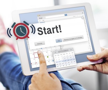 Dijital tablet tutan kadın