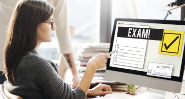sınav ile monitörde gösterilen kadın