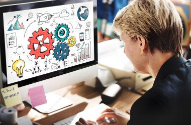 Bilgisayarda çalışan iş kadını