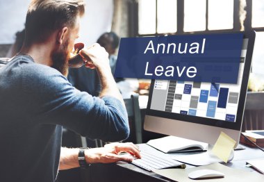 bilgisayarda çalışan adam