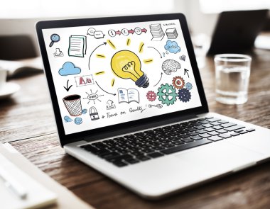 Ofis Masaları üzerinde açılan not defteri