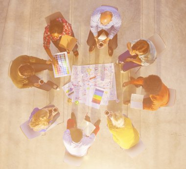 Bir proje planlama toplantısı üzerinde tasarım ekibi 