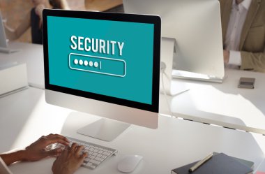 çalışan kişi bilgisayar ile